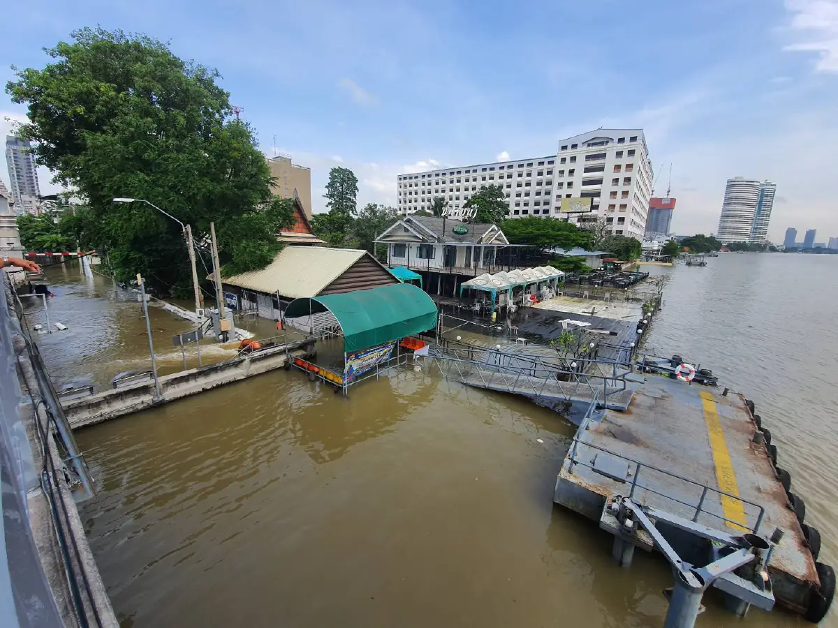 ผนังกั้นแม่น้ำเจ้าพระยาพังน้ำเอ่อท่วมถนนสิริธรเป็นอัมพาต