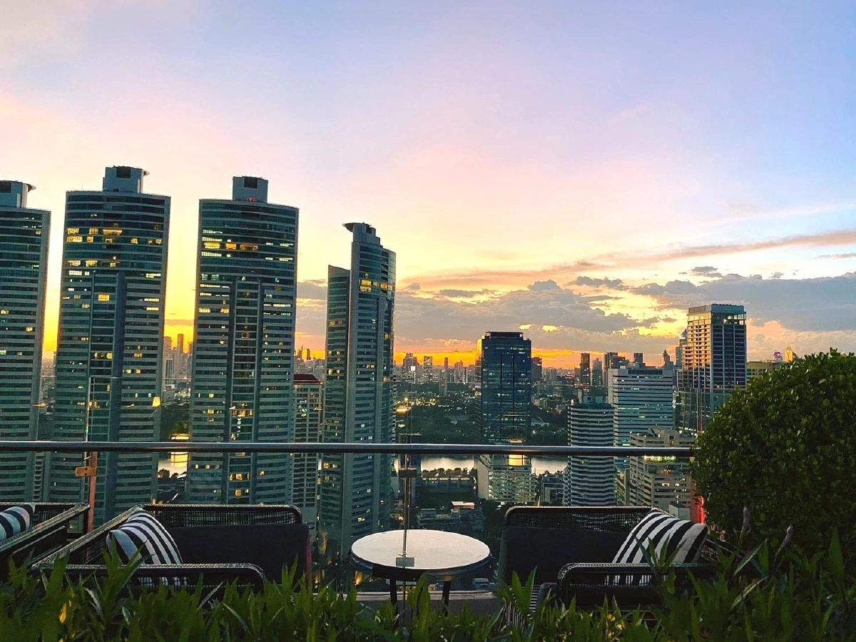 สังสรรค์สุดฮิป จิบม็อกเมลสีสวยชั้นดาดฟ้า @เอบาร์ รูฟท็อป 