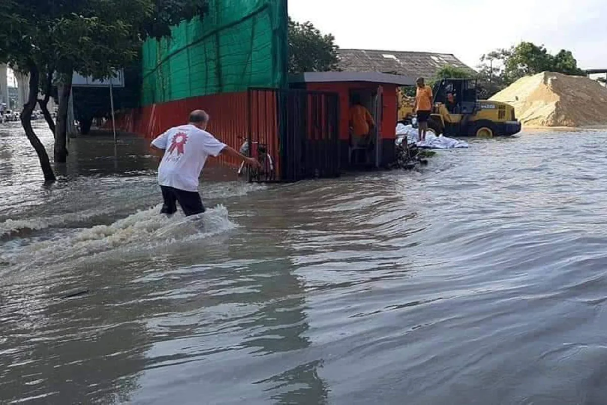 สมุทรปราการเจอน้ำทะลักท่วมหลายพื้นที่ หลังทะเลหนุนสูง