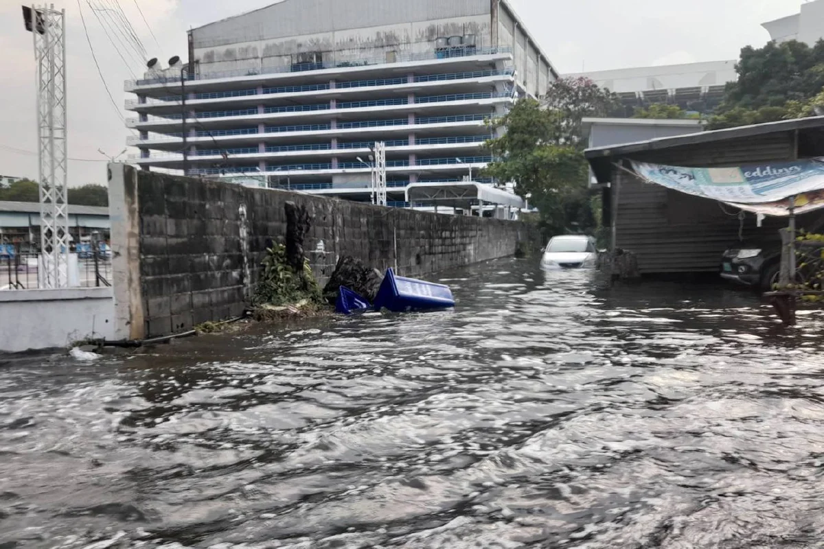 สมุทรปราการเจอน้ำทะลักท่วมหลายพื้นที่ หลังทะเลหนุนสูง