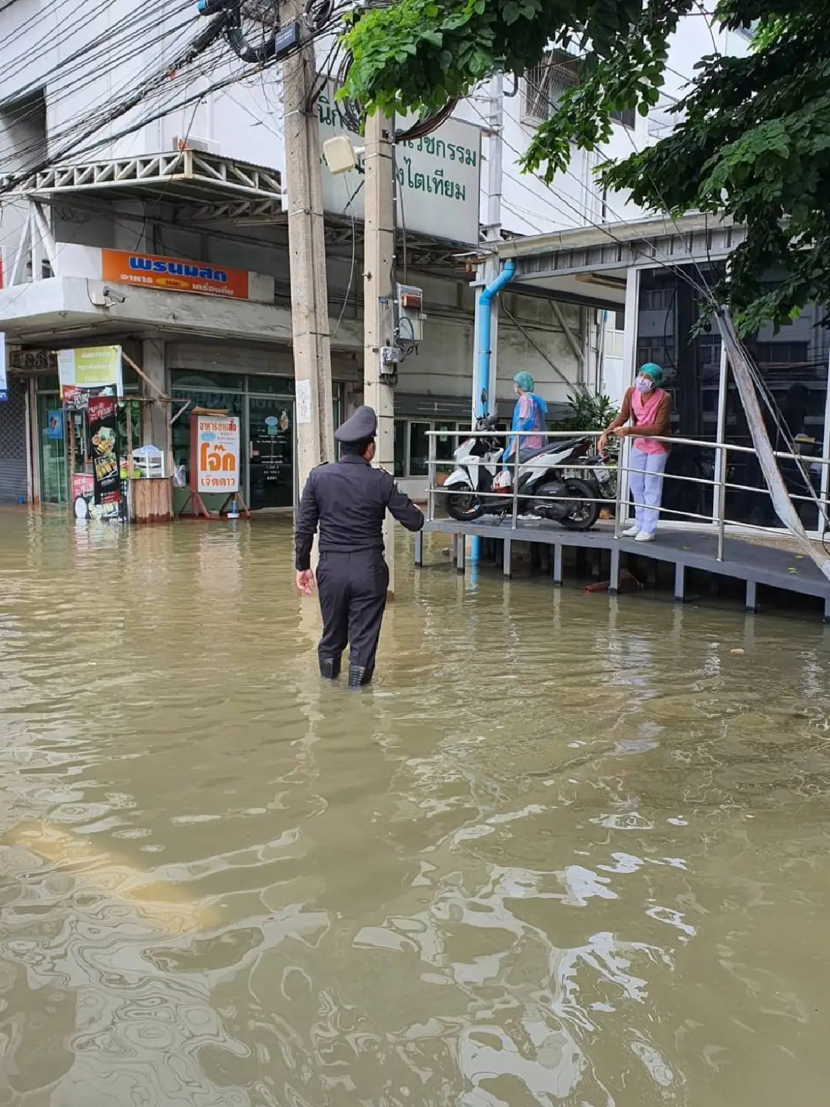 ผนังกั้นแม่น้ำเจ้าพระยาพังน้ำเอ่อท่วมถนนสิริธรเป็นอัมพาต