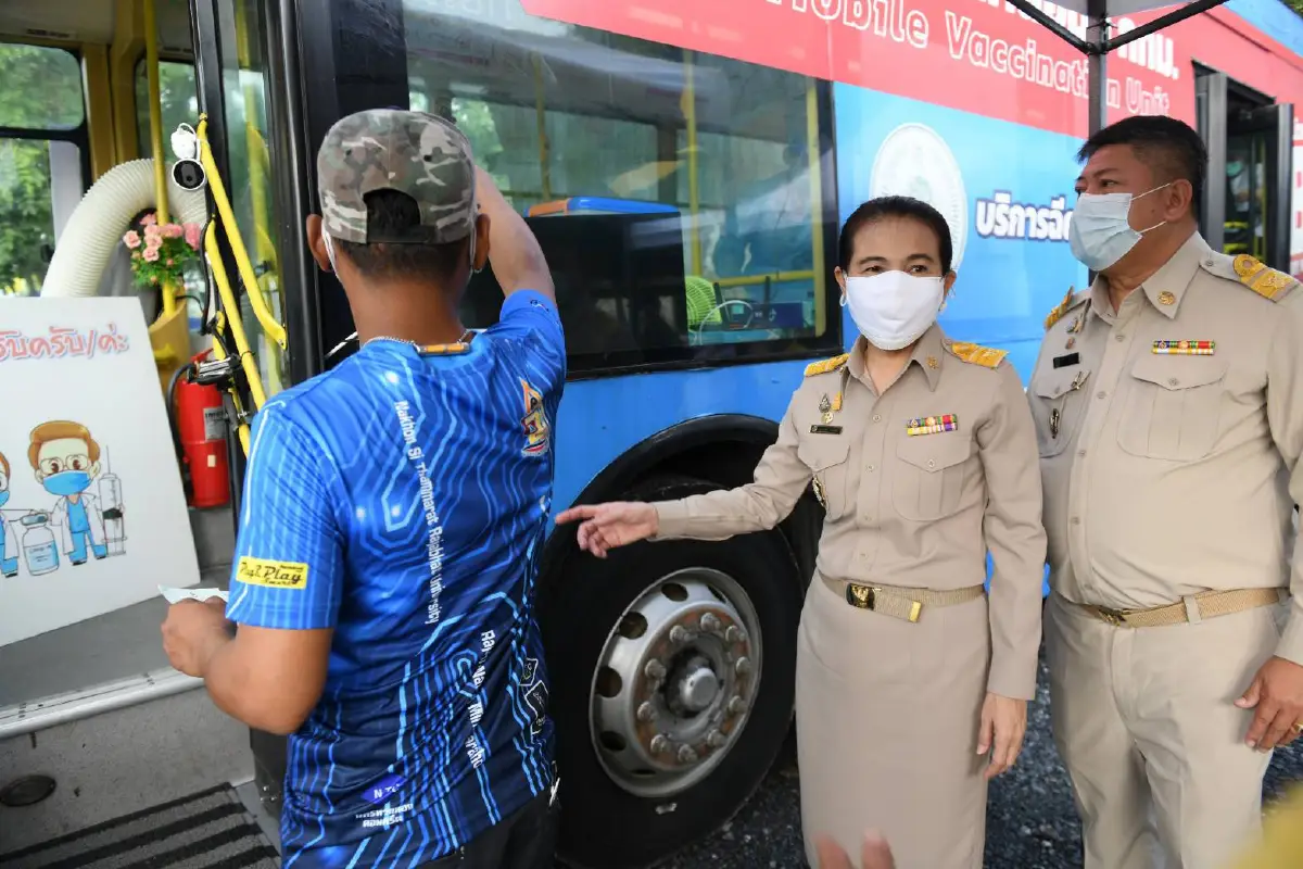 กทม.ออกฉีดวัคซีนเคลื่อนที่ให้ประชาชนในชุมชนย่านทวีวัฒนา