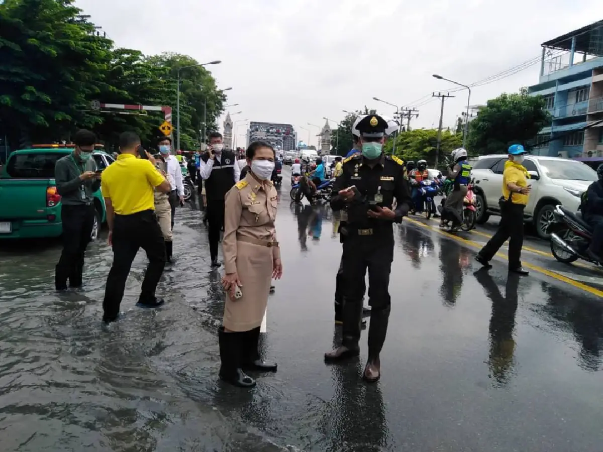 ผนังกั้นแม่น้ำเจ้าพระยาพังน้ำเอ่อท่วมถนนสิริธรเป็นอัมพาต