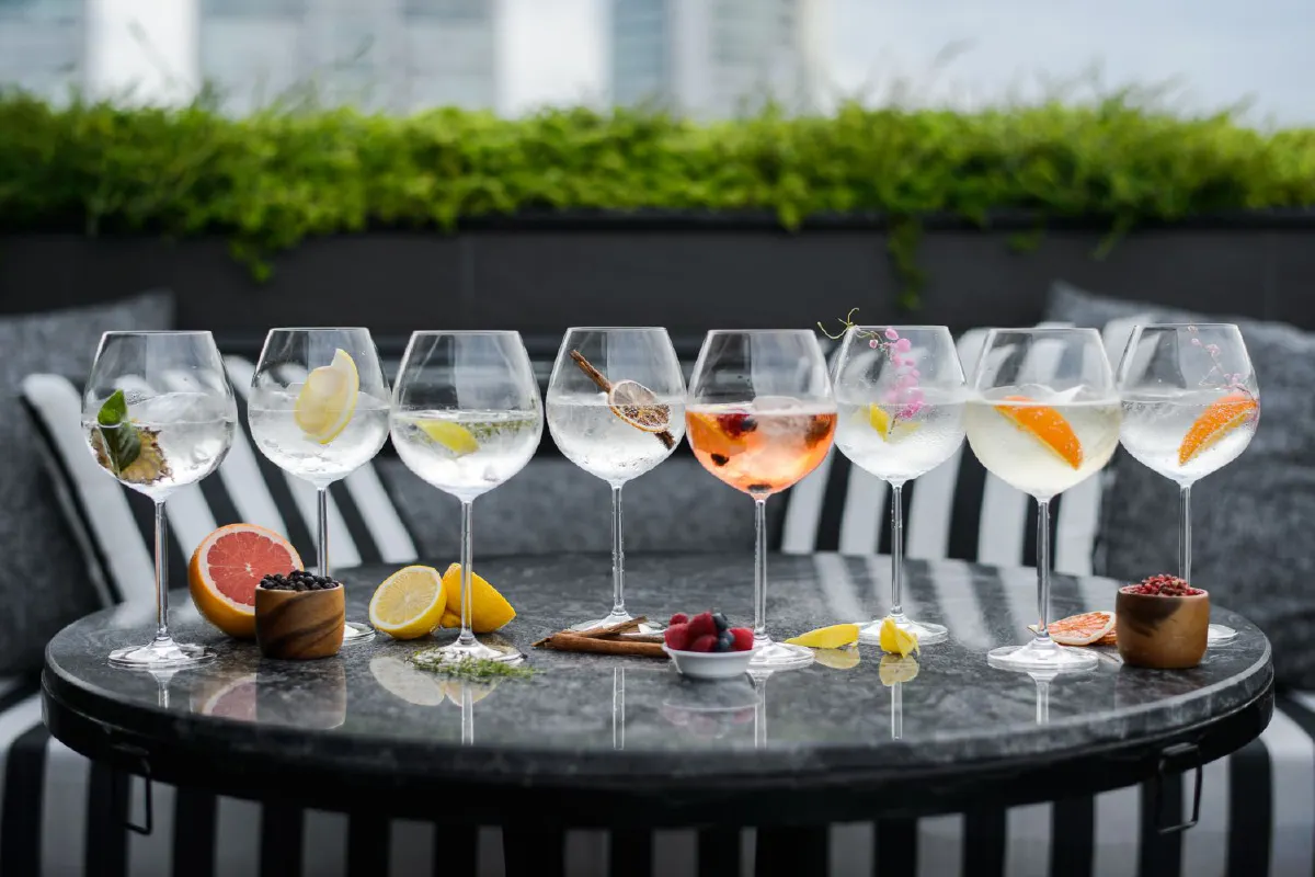 สังสรรค์สุดฮิป จิบม็อกเมลสีสวยชั้นดาดฟ้า @เอบาร์ รูฟท็อป 