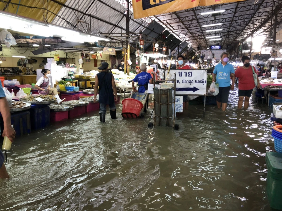 น้ำทะเลหนุนสูง 2 วันติดตลาดสดเมืองปากน้ำจมในพริบตา