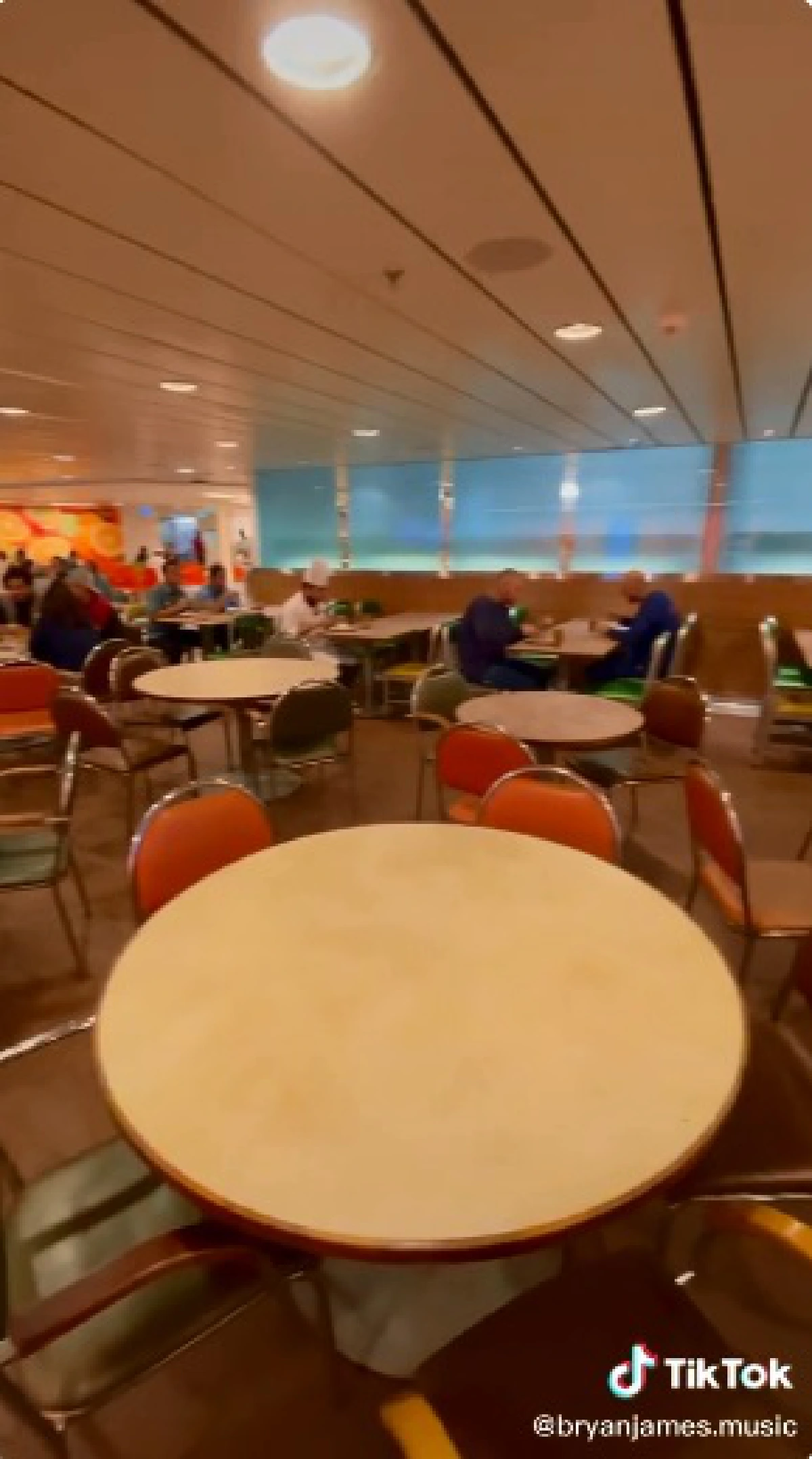 กินหรูอยู่สบายแค่ไหน? เจาะชีวิตบนเรือสำราญของลูกเรือ