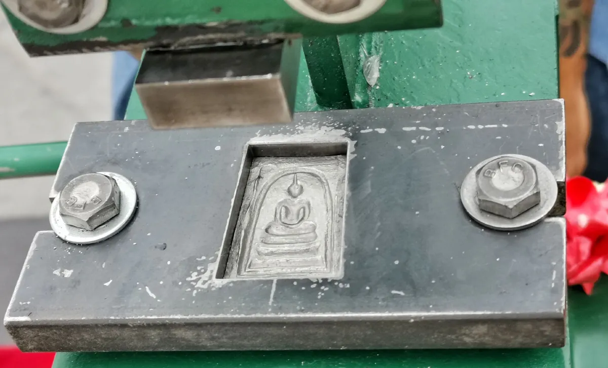 กดพิมพ์นำฤกษ์สร้างพระสมเด็จวัดระฆัง รุ่นอนุสรณ์ครบรอบ 150 ปี 