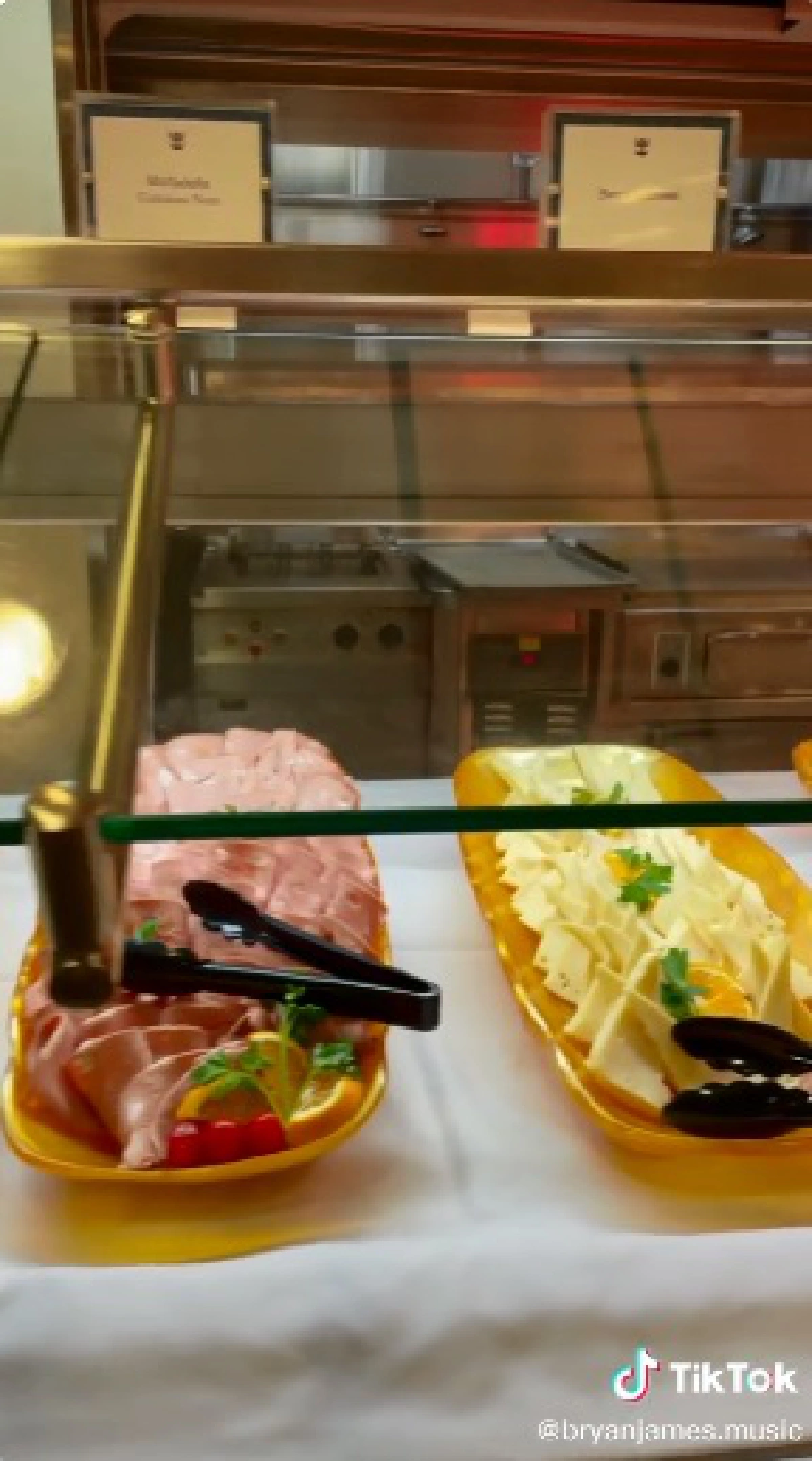 กินหรูอยู่สบายแค่ไหน? เจาะชีวิตบนเรือสำราญของลูกเรือ