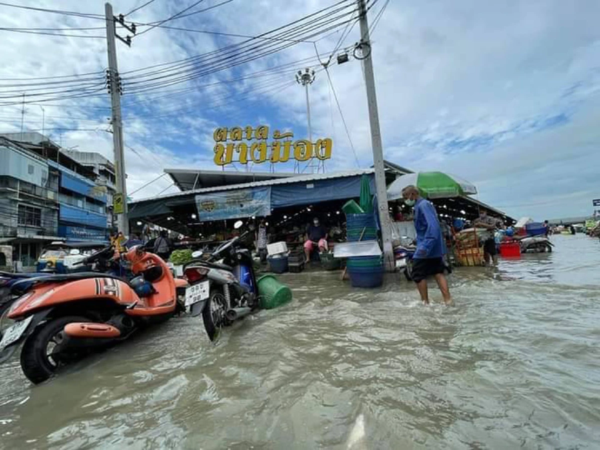 น้ำทะเลหนุนสูง 2 วันติดตลาดสดเมืองปากน้ำจมในพริบตา
