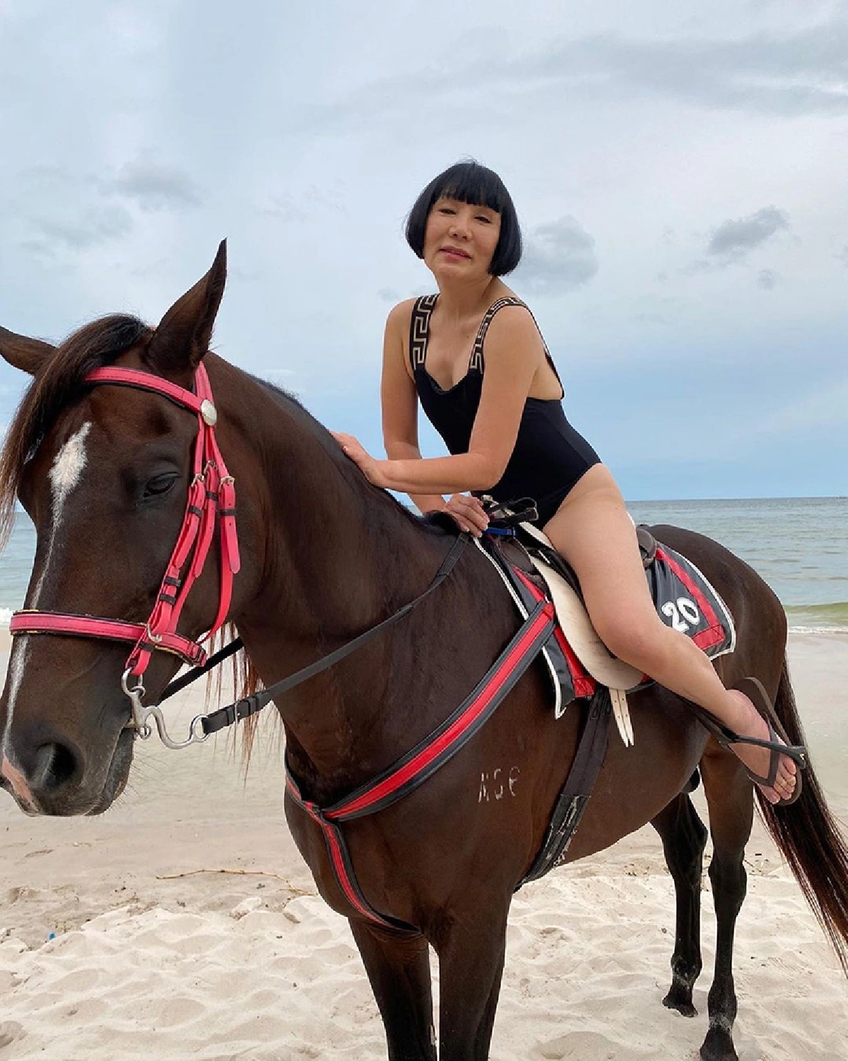  “ม้า อรนภา” พักขายห่อหมก! นุ่งชุดว่ายน้ำวันพีซสุดเซ็กซี่ แซ่บริมสระสะเทือน
