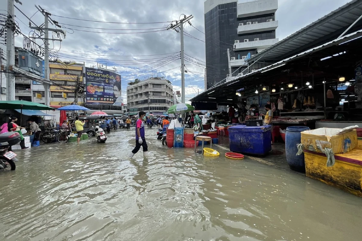 น้ำทะเลหนุนสูง 2 วันติดตลาดสดเมืองปากน้ำจมในพริบตา