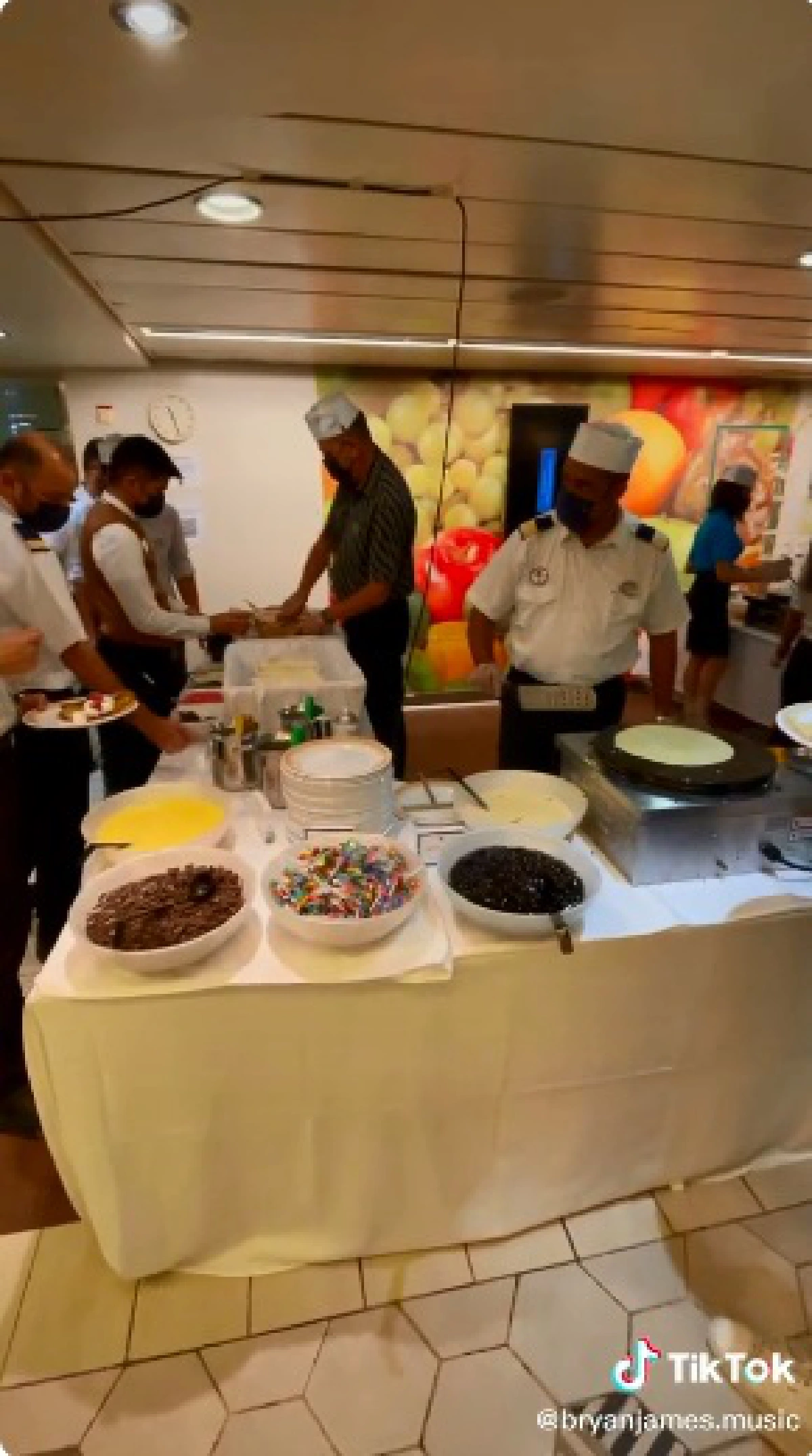 กินหรูอยู่สบายแค่ไหน? เจาะชีวิตบนเรือสำราญของลูกเรือ