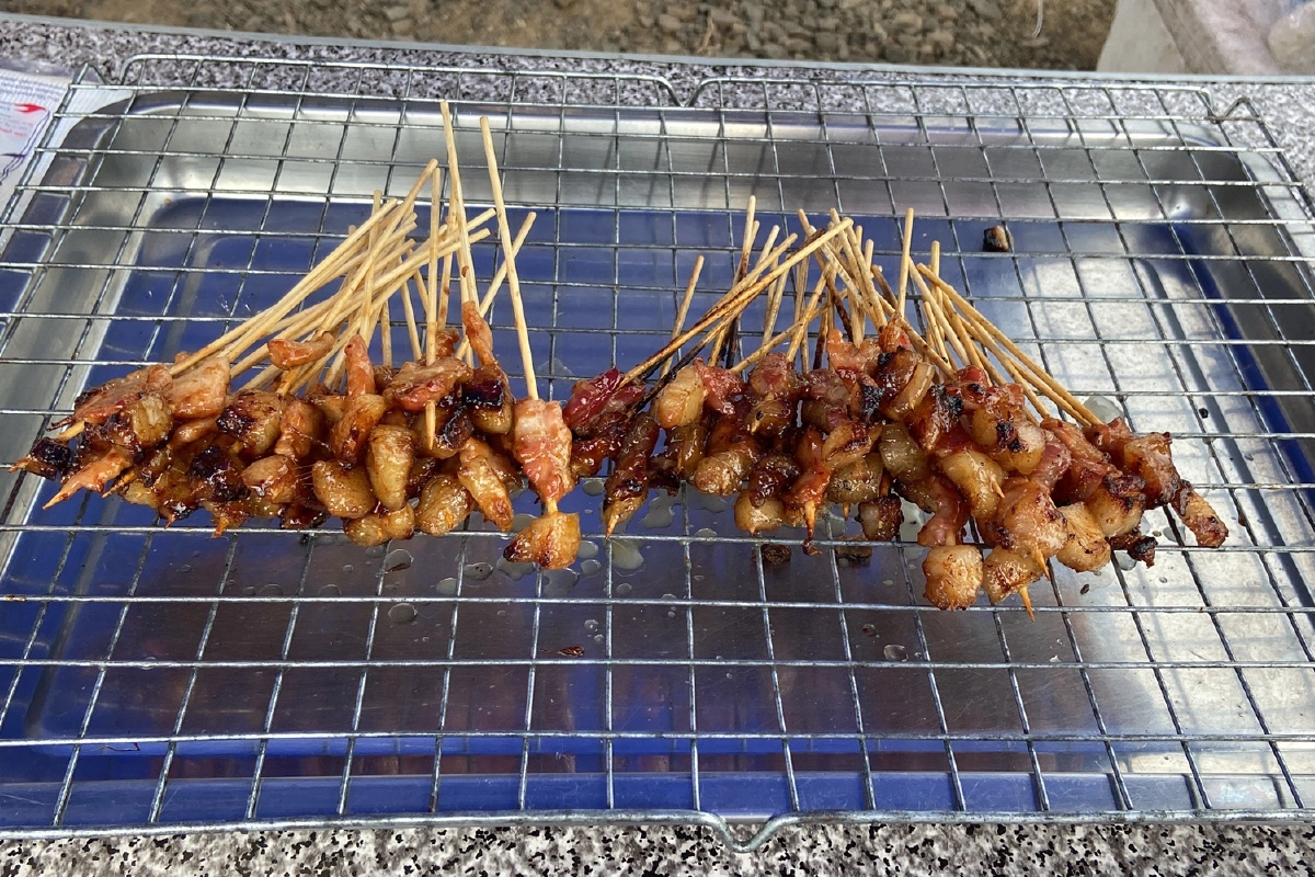 แม่ค้าไม่โกรธดราม่าหมูปิ้งจิ๋วเป็นเอกลักษณ์ร้าน