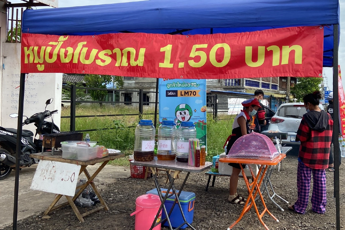 แม่ค้าไม่โกรธดราม่าหมูปิ้งจิ๋วเป็นเอกลักษณ์ร้าน