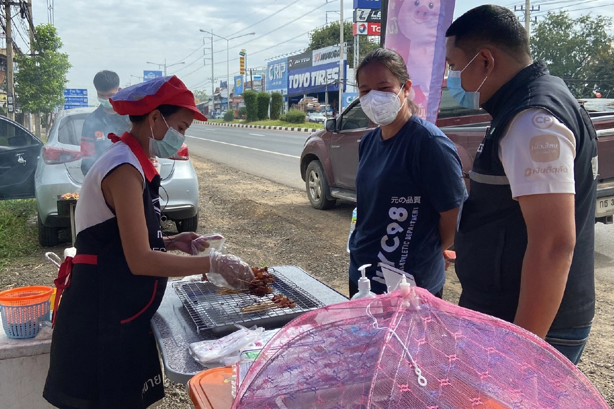 แม่ค้าไม่โกรธดราม่าหมูปิ้งจิ๋วเป็นเอกลักษณ์ร้าน