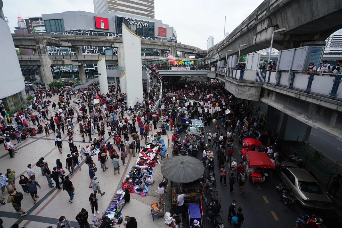 ม็อบเคลื่อนขบวนจากแยกปทุมวัน ประชิดแนวกั้นตร.ที่แยกเฉลิมเผ่า
