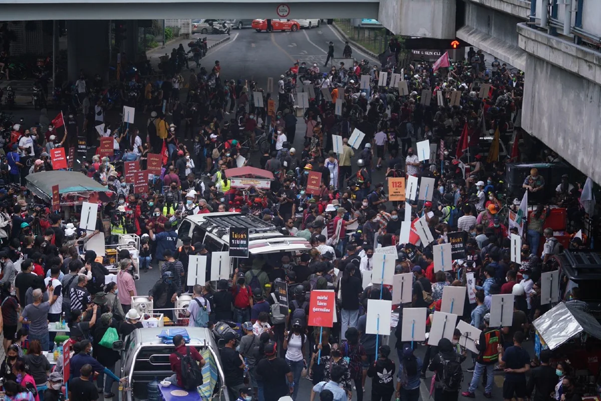 ม็อบเคลื่อนขบวนจากแยกปทุมวัน ประชิดแนวกั้นตร.ที่แยกเฉลิมเผ่า