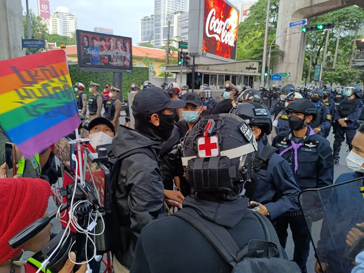 ม็อบเคลื่อนขบวนจากแยกปทุมวัน ประชิดแนวกั้นตร.ที่แยกเฉลิมเผ่า