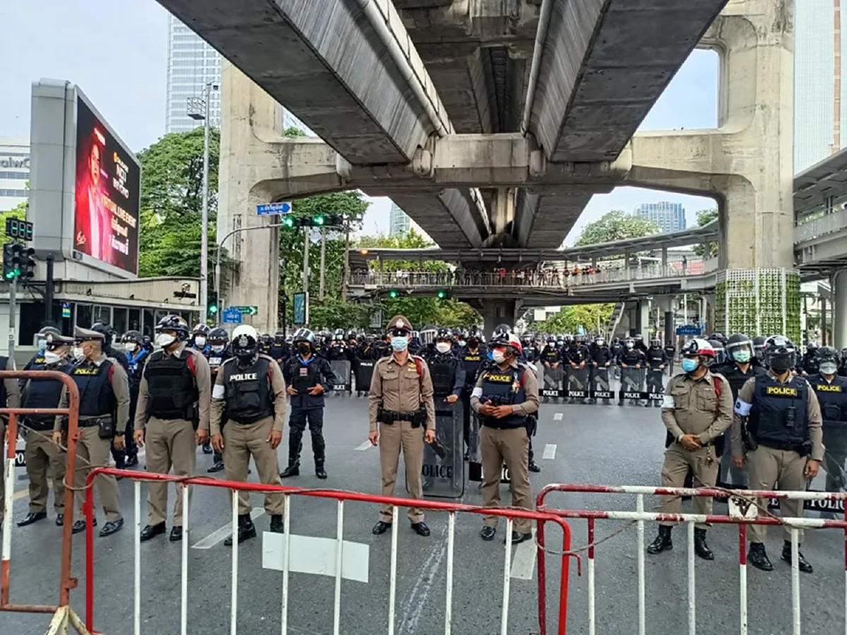 ม็อบเคลื่อนขบวนจากแยกปทุมวัน ประชิดแนวกั้นตร.ที่แยกเฉลิมเผ่า