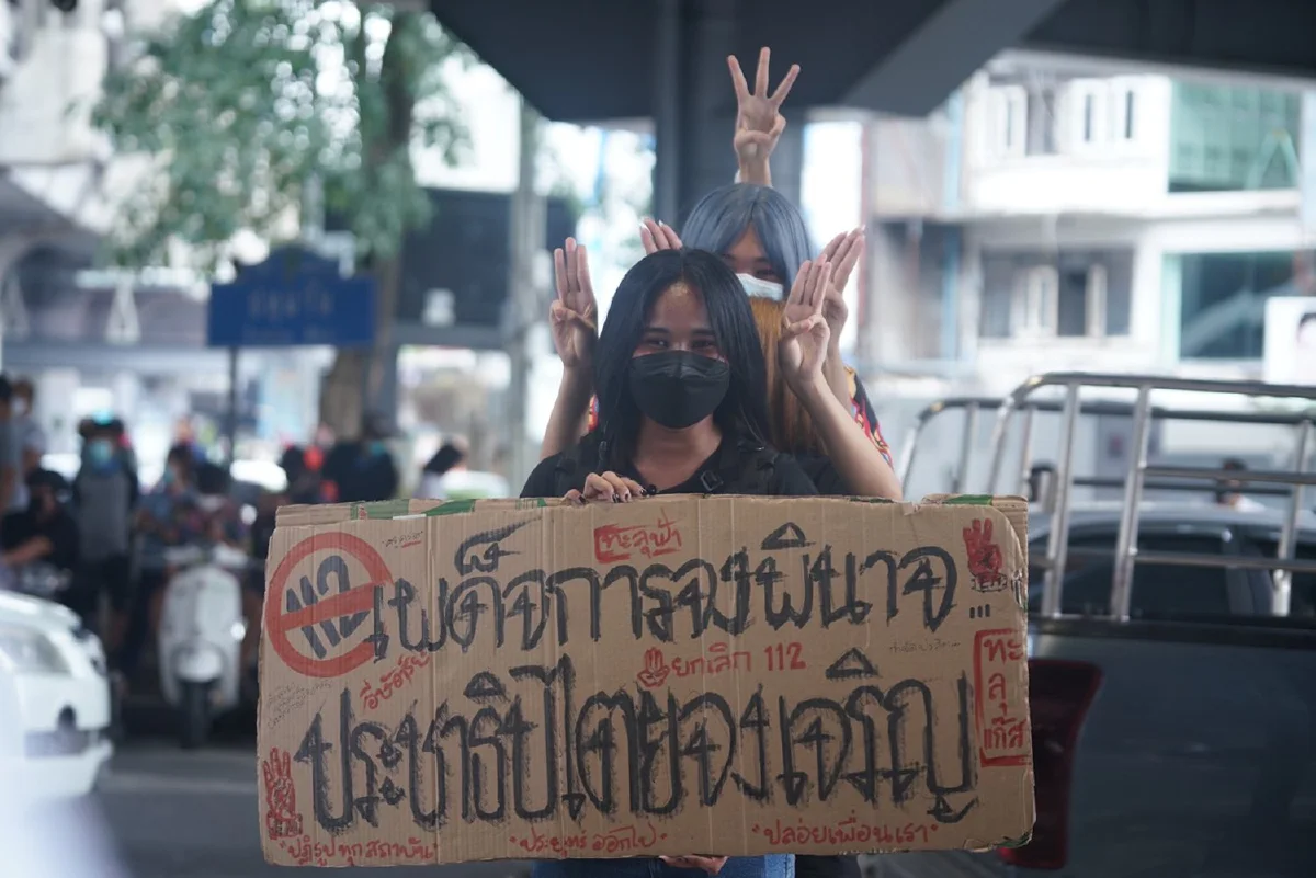 ม็อบเคลื่อนขบวนจากแยกปทุมวัน ประชิดแนวกั้นตร.ที่แยกเฉลิมเผ่า