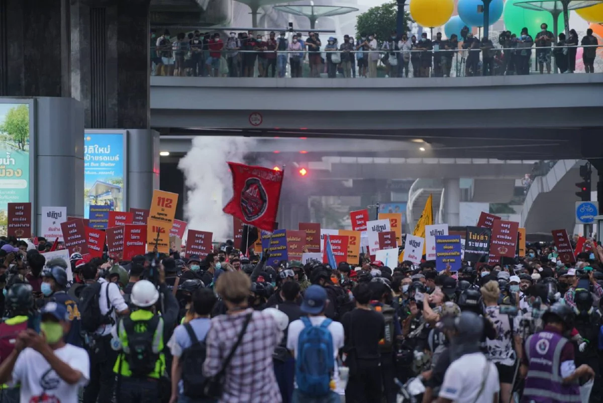 ม็อบเคลื่อนขบวนจากแยกปทุมวัน ประชิดแนวกั้นตร.ที่แยกเฉลิมเผ่า
