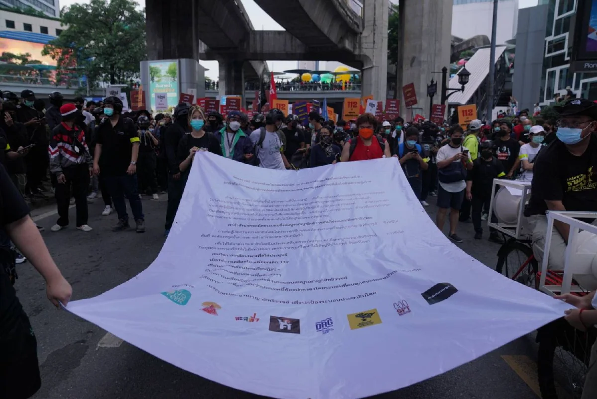 ม็อบเคลื่อนขบวนจากแยกปทุมวัน ประชิดแนวกั้นตร.ที่แยกเฉลิมเผ่า