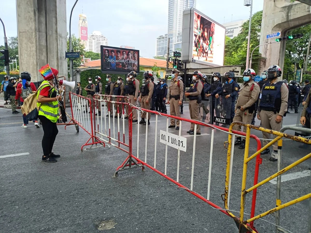 ม็อบเคลื่อนขบวนจากแยกปทุมวัน ประชิดแนวกั้นตร.ที่แยกเฉลิมเผ่า