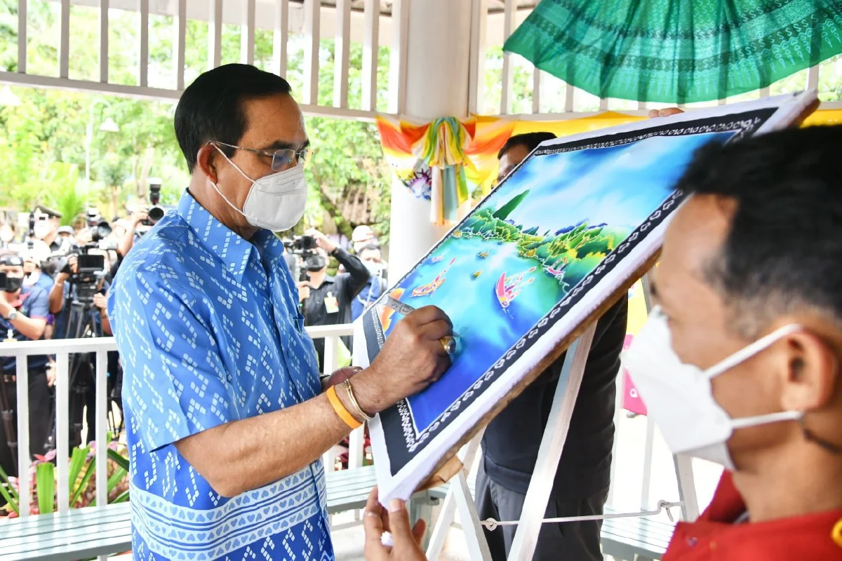 บิ๊กตู่อารมณ์ดี โพสท่าถ่ายรูปโปรโมตแหล่งท่องเที่ยวกระบี่