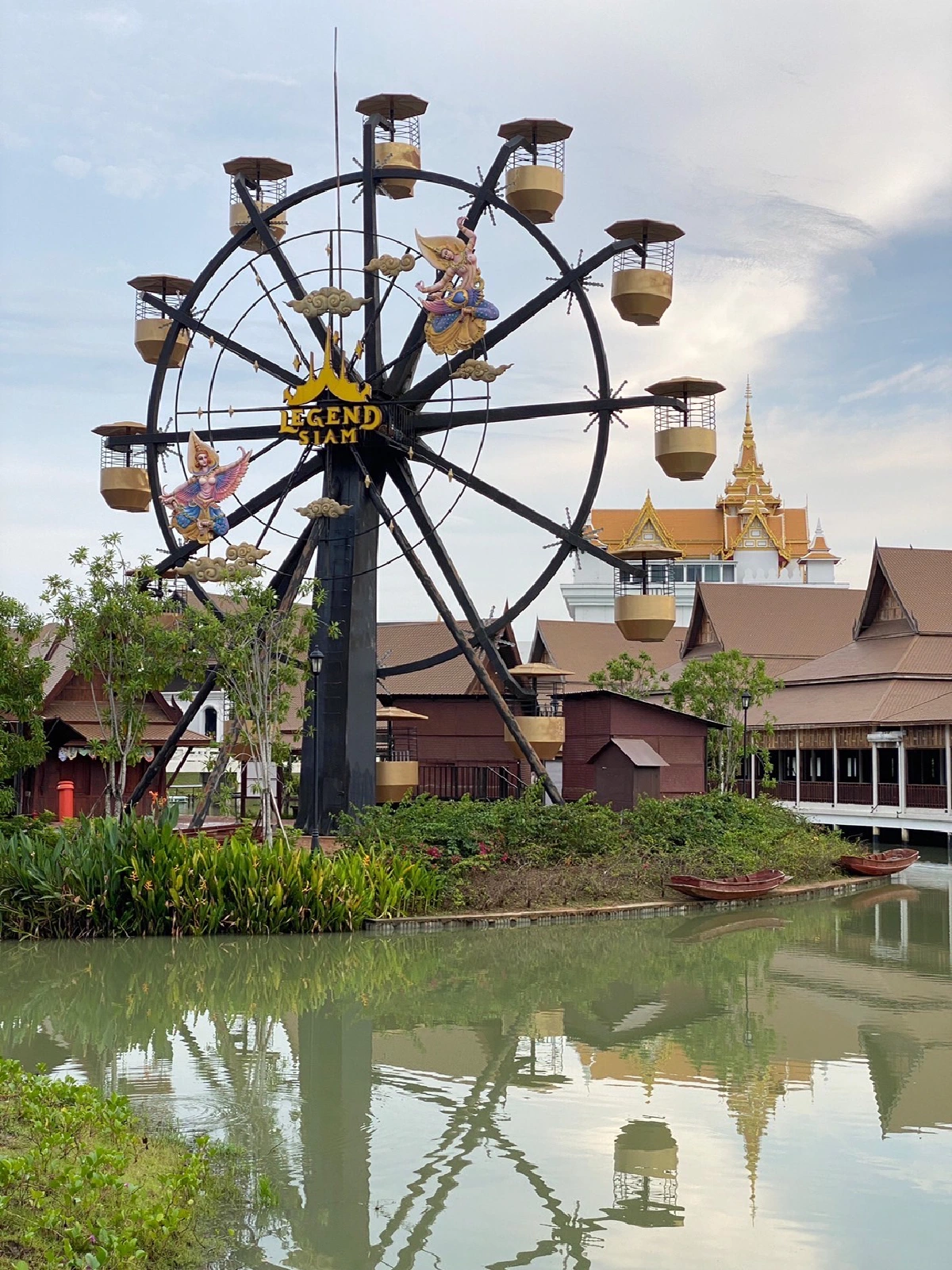 ลอยกระทงบนโค้งน้ำที่สวยที่สุดในพัทยา @Legend Siam Pattaya