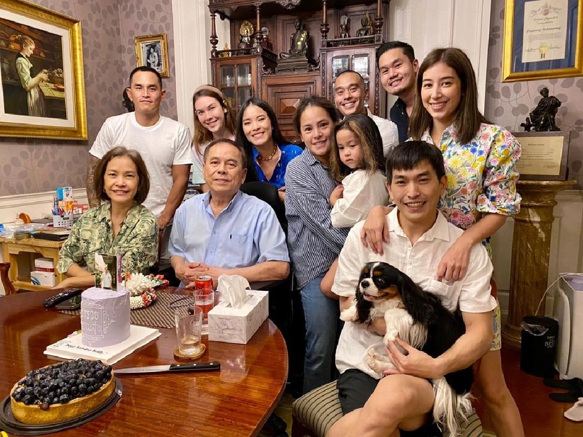 แฮปปี้ถ้วนหน้า! “แมท” ร่วมเฟรมครอบครัว “สงกรานต์” วันคล้ายวันเกิด “คุณปู่ไพวงษ์” 