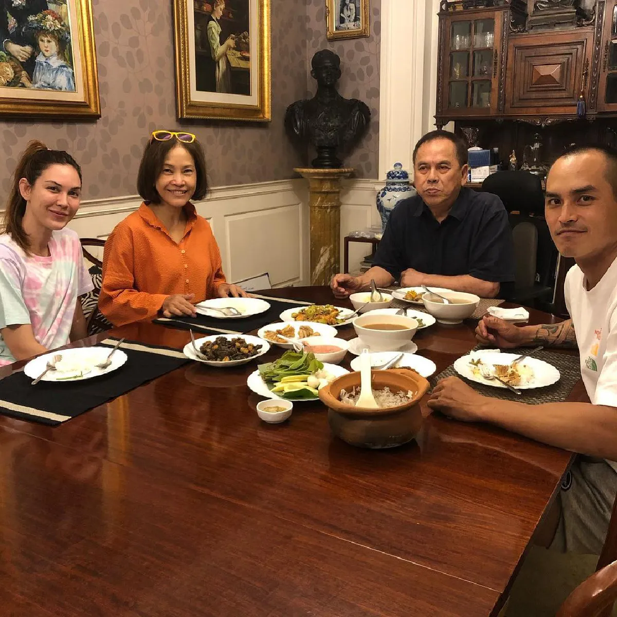 แฮปปี้ถ้วนหน้า! “แมท” ร่วมเฟรมครอบครัว “สงกรานต์” วันคล้ายวันเกิด “คุณปู่ไพวงษ์” 