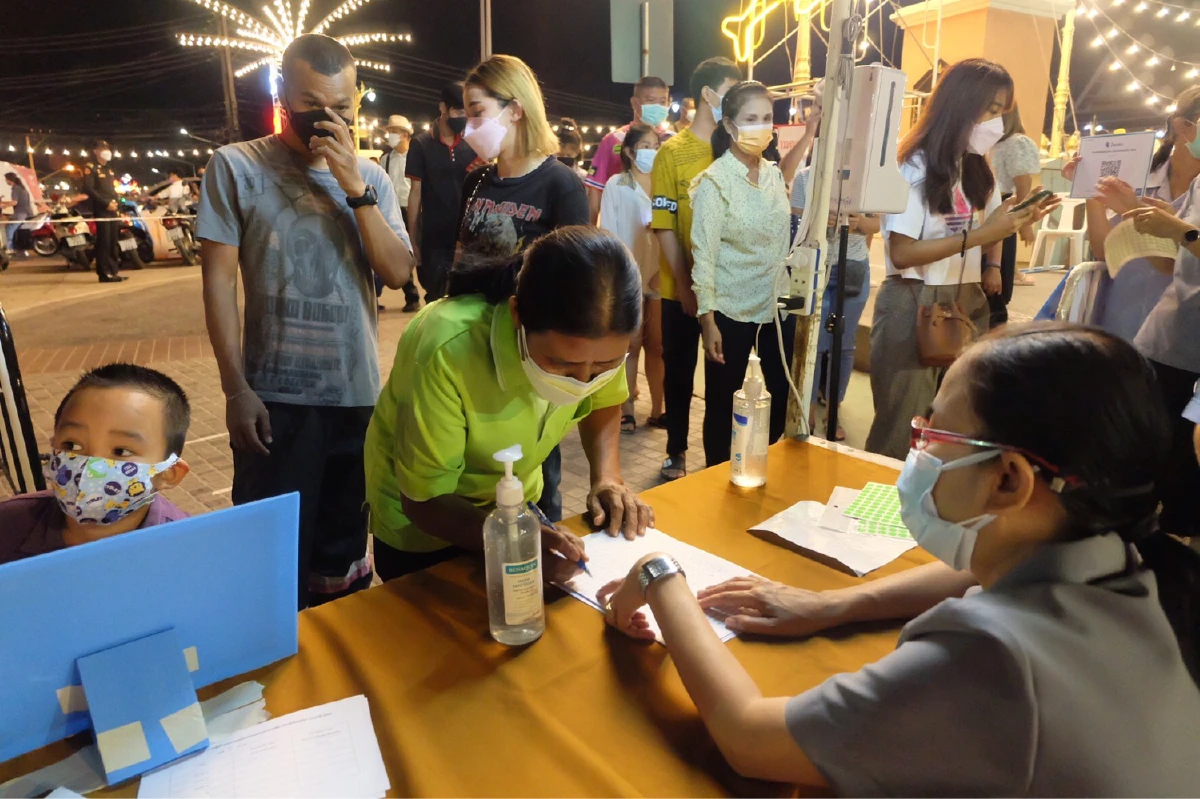 ลอยกระทงยุคโควิด สวมชุดไทยใส่แมสก์เที่ยวงาน สองแควแลอดีต