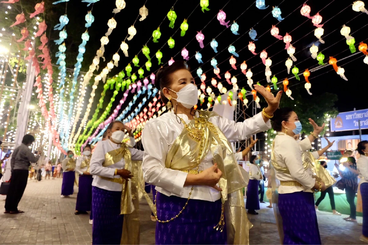 ลอยกระทงยุคโควิด สวมชุดไทยใส่แมสก์เที่ยวงาน สองแควแลอดีต