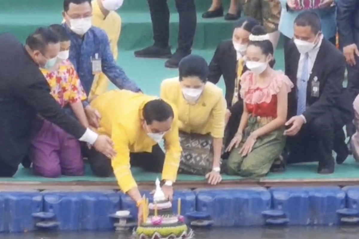บิ๊กตู่ลอยกระทงอธิษฐานให้บ้านเมืองปลอดภัยลดความขัดแย้งให้มากที่สุดนะจ๊ะ