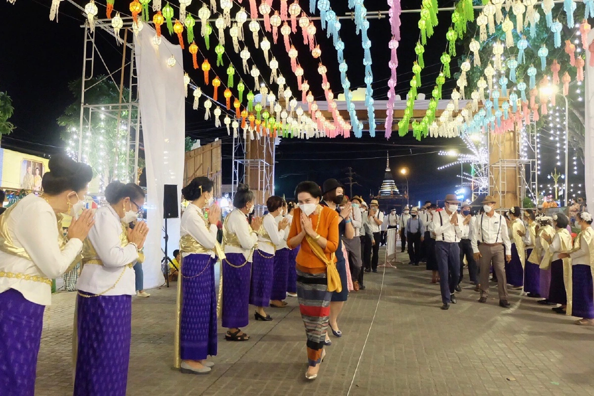 ลอยกระทงยุคโควิด สวมชุดไทยใส่แมสก์เที่ยวงาน สองแควแลอดีต