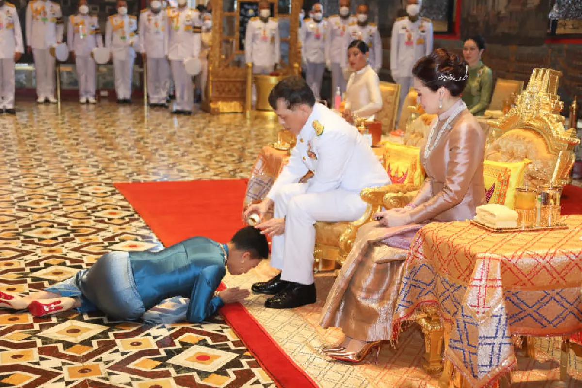 ในหลวง ทรงเปลี่ยนเครื่องทรงพระแก้วมรกต ฤดูหนาว