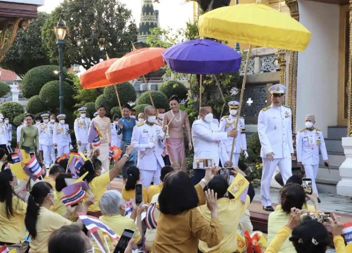 ในหลวง ทรงเปลี่ยนเครื่องทรงพระแก้วมรกต ฤดูหนาว