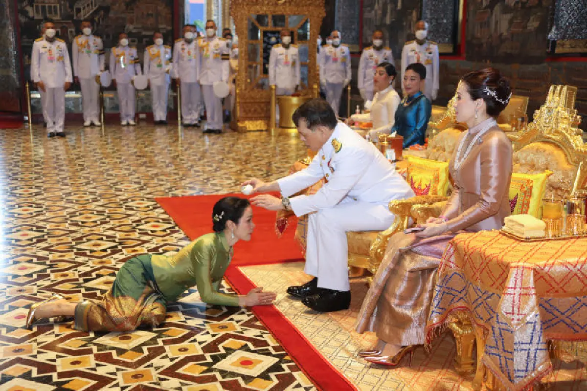 ในหลวง ทรงเปลี่ยนเครื่องทรงพระแก้วมรกต ฤดูหนาว