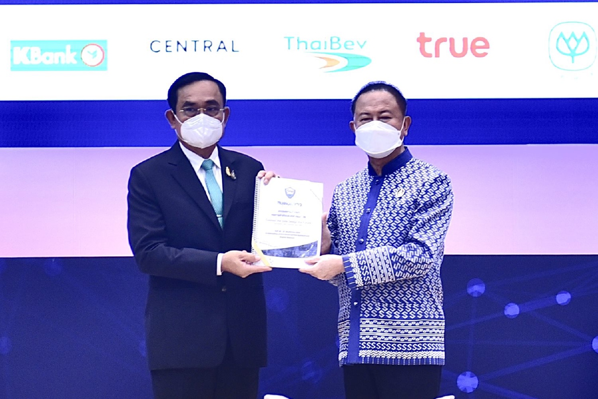 หอการค้าฯยื่นสมุดปกขาว”บิ๊กตู่” พร้อมหนุนภาครัฐฟื้นศก.ไทย หอการค้าฯยื่นสมุดปกขาว”บิ๊กตู่” พร้อมหนุนภาครัฐฟื้นศก.ไทย
