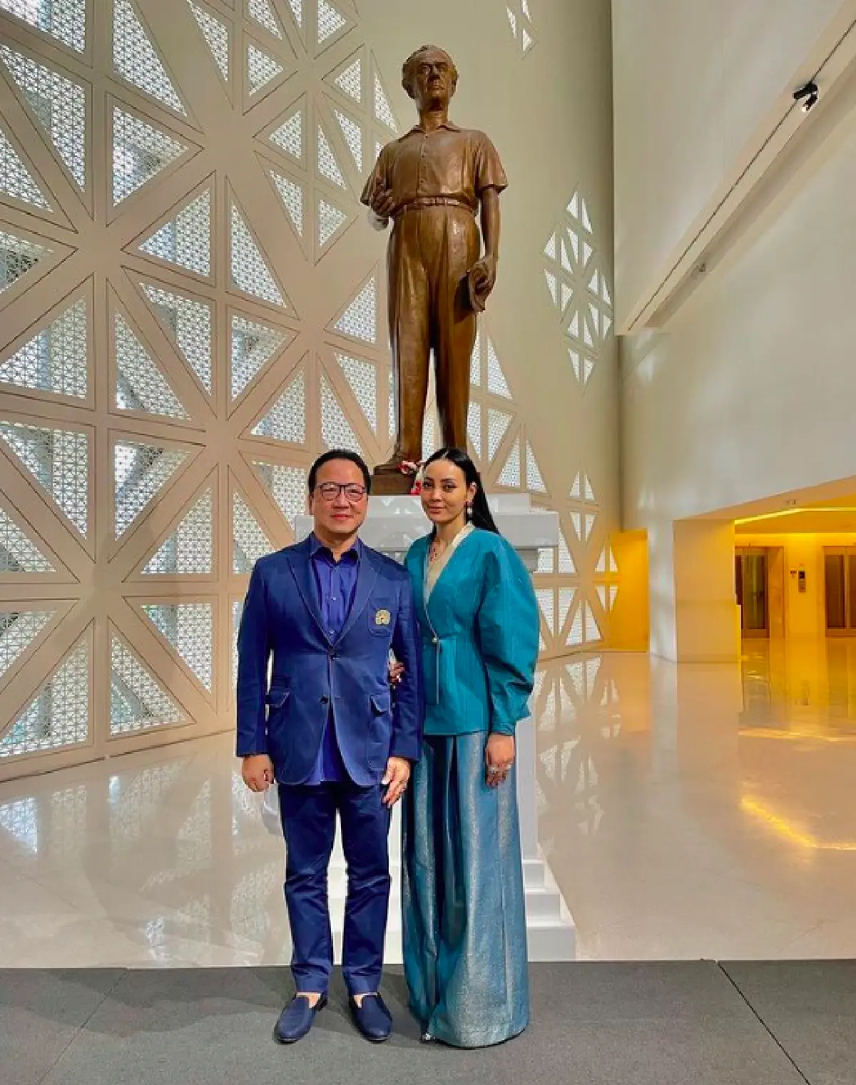 “เจ้าสัวบุญชัย” ทำเซอร์ไพรส์ สวมแหวนหยกให้ “ตั๊ก บงกช” ในวันครบรอบ 10 ปี