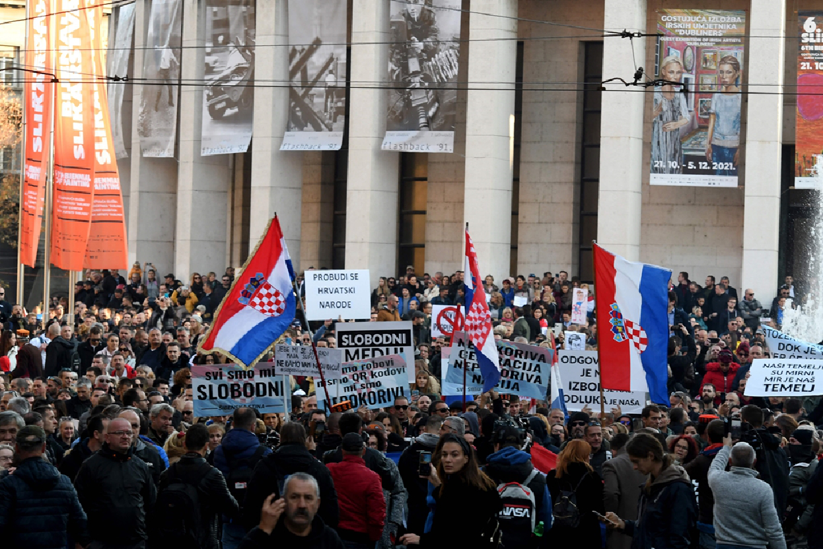  ยุโรปโกลาหล ประชาชนต้านกฎเหล็กคุมระบาดหนัก 