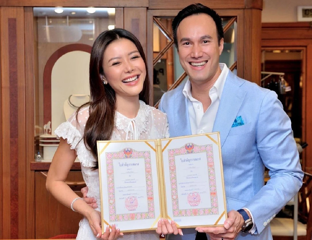 "เก๋ ชลลดา-ไฮโซพร้อม" จูงมือกันจดทะเบียนสมรส ฉลองรักมาราธอน 12 ปี