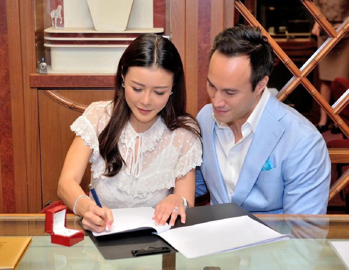 "เก๋ ชลลดา-ไฮโซพร้อม" จูงมือกันจดทะเบียนสมรส ฉลองรักมาราธอน 12 ปี