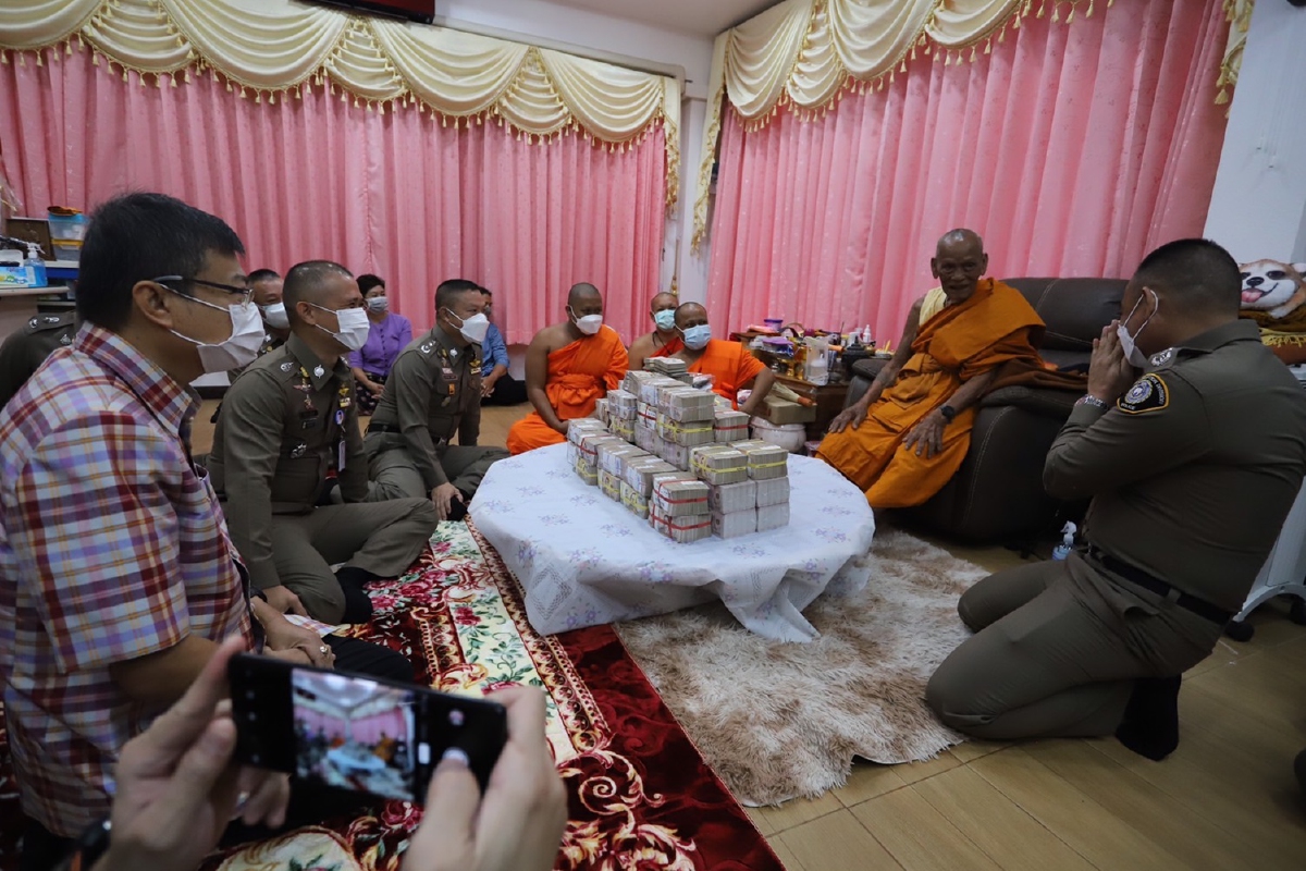 ตำรวจนำเงิน63ล้านถวายคืนหลวงพ่อพัฒน์ หลังยึดได้จากกลุ่มไวยาวัจกร ตำรวจนำเงิน63ล้านถวายคืนหลวงพ่อพัฒน์ หลังยึดได้จากกลุ่มไวยาวัจกร