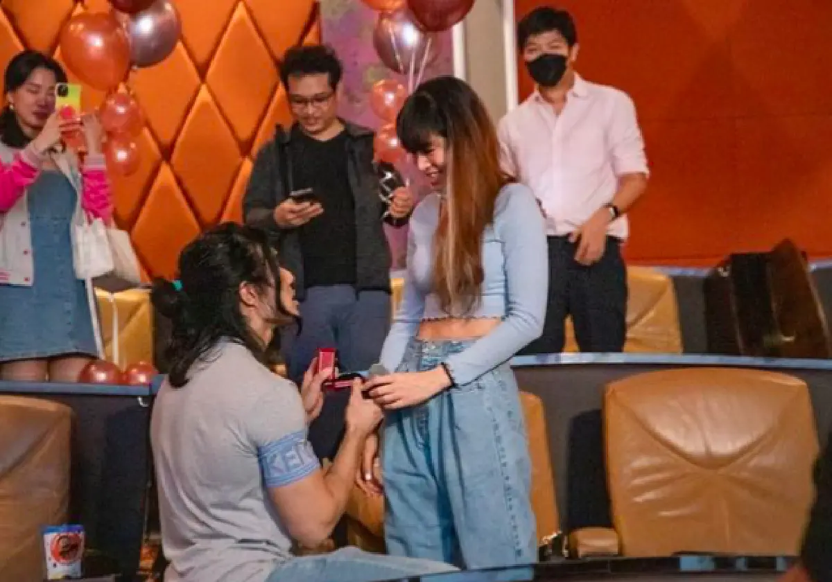 คำสาปถูกลบล้าง! "แนนนี่ เกิร์ลลี่เบอร์รี่" โดนแฟนทำเซอร์ไพรส์ปิดโรงหนังขอแต่งงาน 