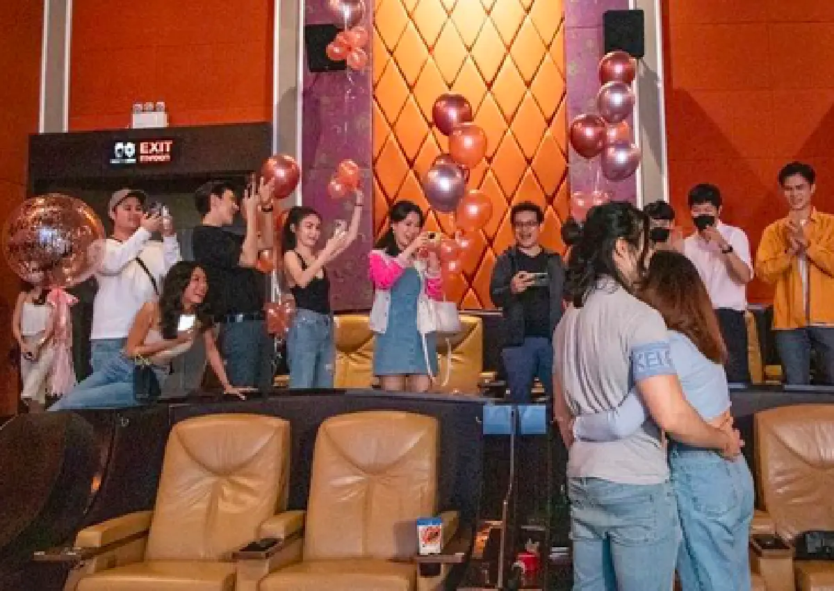 คำสาปถูกลบล้าง! "แนนนี่ เกิร์ลลี่เบอร์รี่" โดนแฟนทำเซอร์ไพรส์ปิดโรงหนังขอแต่งงาน 