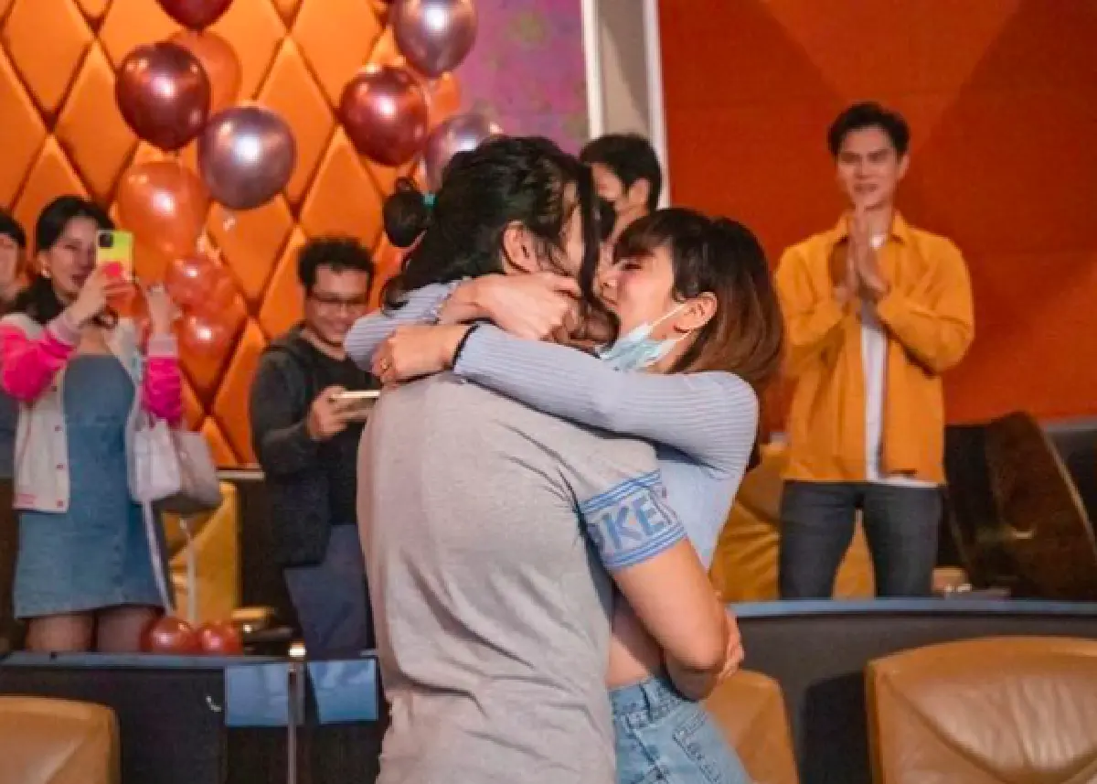 คำสาปถูกลบล้าง! "แนนนี่ เกิร์ลลี่เบอร์รี่" โดนแฟนทำเซอร์ไพรส์ปิดโรงหนังขอแต่งงาน 