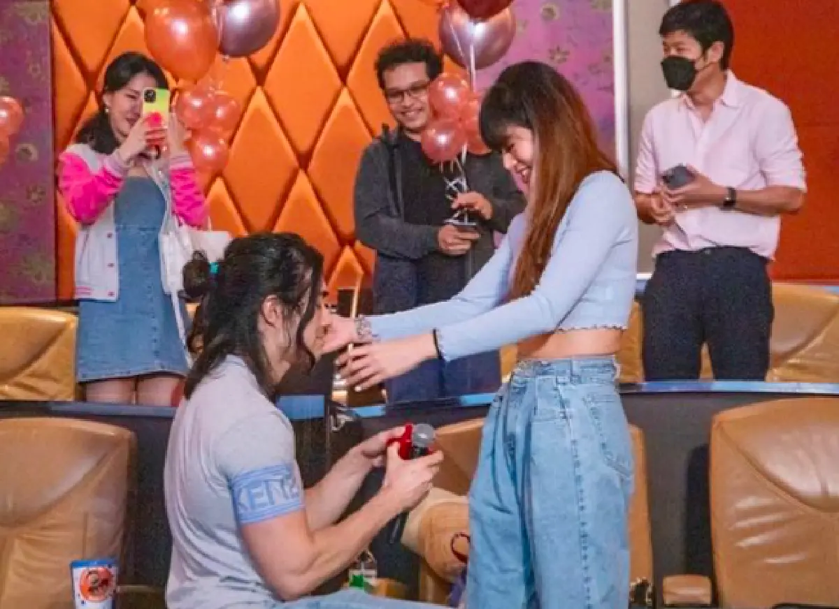 คำสาปถูกลบล้าง! "แนนนี่ เกิร์ลลี่เบอร์รี่" โดนแฟนทำเซอร์ไพรส์ปิดโรงหนังขอแต่งงาน 