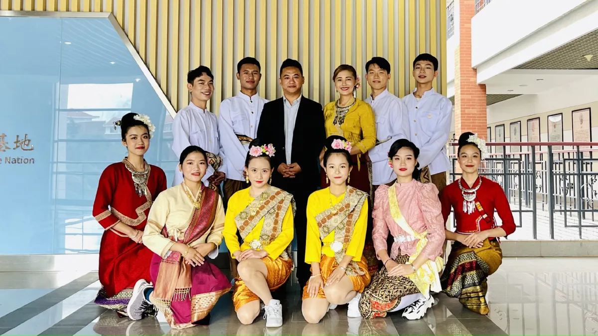 วัฒนธรรมไทยเบ่งบานในเมืองจีน เด็กมหา’ลัยจีนห่มสไบ-นุ่งโจงกระเบน