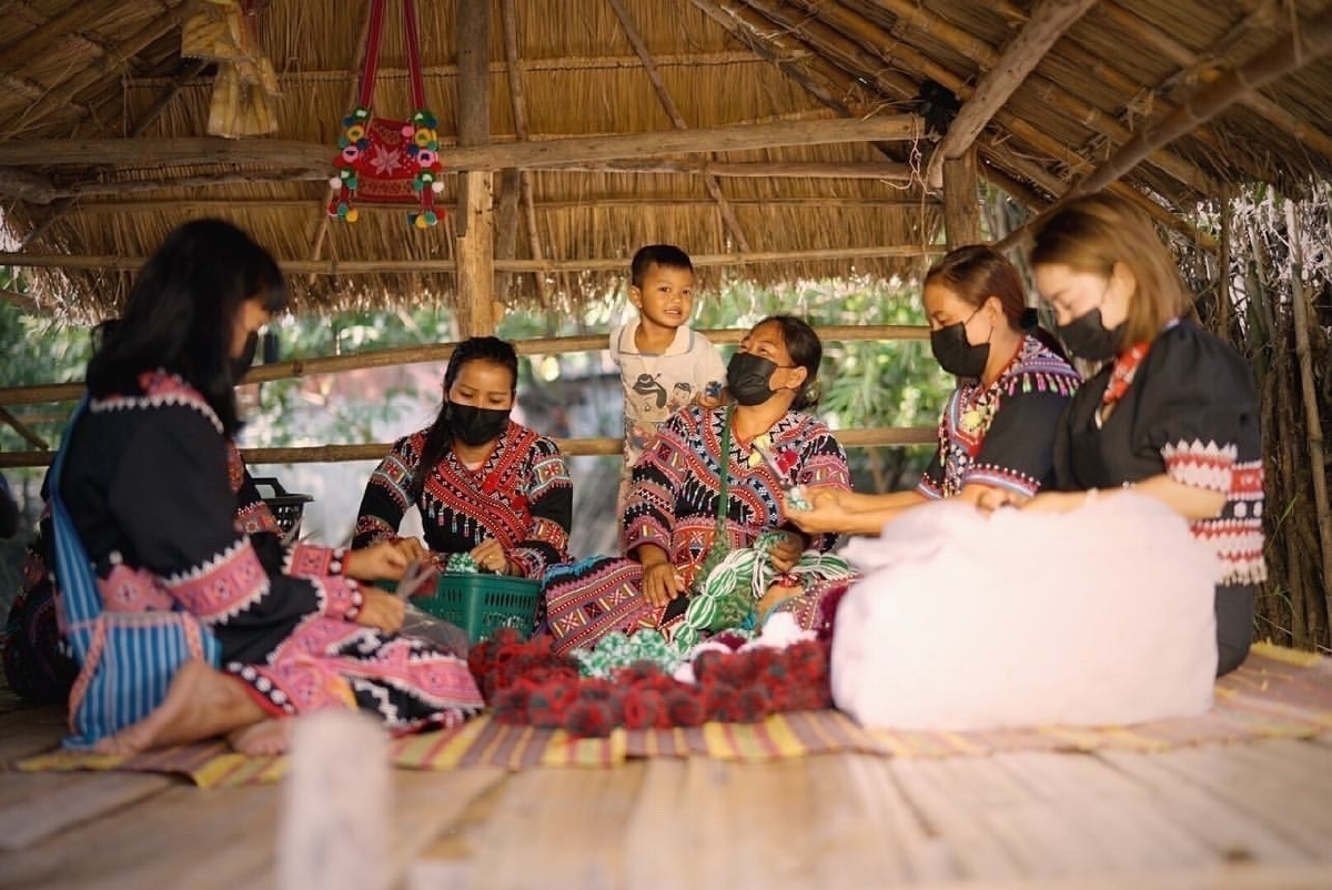 สตาร์ทความสุข แชร์โมเม้นท์แห่งความอบอุ่น สนับสนุนงานฝีมือชาวเขา